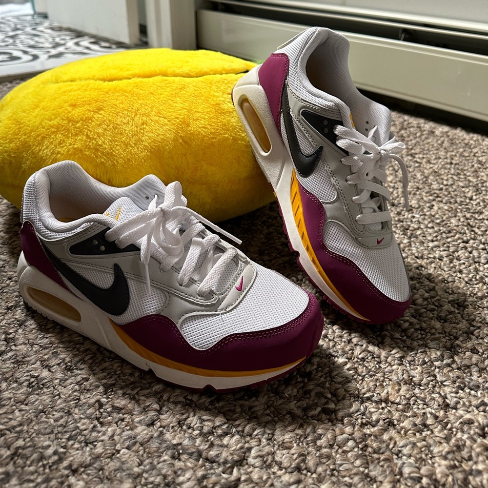 Nike burgundy